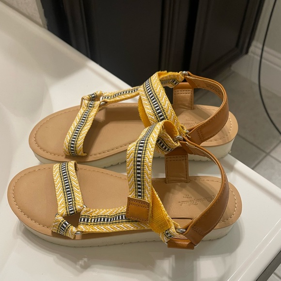 Universal Thread Sandals - Target - Picture 4 of 4